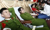 Học viên Học viện Cảnh sát nhân dân tham gia hiến máu nhân đạo tại Chủ nhật đỏ 2016. Ảnh: Xuân Tùng.