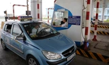 Thu phí xe tại trạm thu phí tuyến cao tốc Nội Bài - Lào Cai. Ảnh: Như Ý.