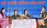 Thiếu tá Đỗ Thị Ngọc Diệp (ngoài cùng bên phải) tham gia chương trình giao lưu “Tiếp nối truyền thống 3 đảm đang”.