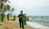 Tuần tra bờ biển. Ảnh: Nguyễn Long.