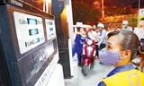 Giá xăng tăng thêm 1.200 đồng lúc 20h ngày 20/5 trong khi nhiều đại biểu Quốc hội lo ngại giá cả leo thang. Ảnh: Hồng Vĩnh.