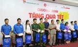 Ông Dương Thành Trung, Phó Bí thư Tỉnh ủy Bạc Liêu cùng ông Nguyễn Mạnh Quý đại diện Cty CP Quốc Huy Anh trao quà tại Bạc Liêu. Ảnh: Tiến Hưng.