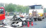 Tai nạn thảm khốc làm 5 người chết do tài xế lái xe đầu kéo “đạp nhầm chân ga. Ảnh: Ngô Bình.