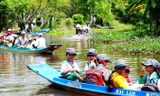 Trẻ em vùng sông nước đến trường.
