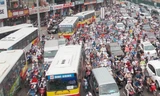 Do không có đường riêng và kiểm soát xe cá nhân, mỗi xe buýt khi hoạt động đang phải cạnh tranh đường với 360 ô tô và 3.300 xe máy. Ảnh: Anh Trọng.