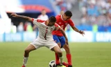 Celso Borges (phải) nối bước cha chống lại quê nhà Brazil khi thi đấu trong màu áo Costa Rica.