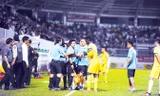 Trước sự phản ứng của các cầu thủ Thanh Hóa, trọng tài quyết định “bẻ còi” trên sân Pleiku. Ảnh: VSI.