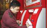 Ngân hàng lo bảo dưỡng máy ATM. Ảnh: Như Ý.