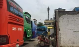 Hàng loạt xe khách trong bến Nước Ngầm nổ máy sát nhà dân. Ảnh: Nguyễn Hoàn.