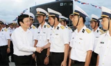 Chủ tịch nước Trương Tấn Sang thăm cán bộ, chiến sĩ Lữ đoàn 189 tàu ngầm. Ảnh: Nguyễn Khang.