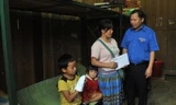 Bí thư T.Ư Đoàn, Chủ tịch T.Ư Hội LHTN Việt Nam Nguyễn Phi Long thăm và tặng quà các gia đình bị thiệt hại lũ quét tại Mù Cang Chải.