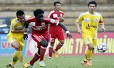 Pha tranh bóng giữa Becamex Bình Dương - Hải Phòng.