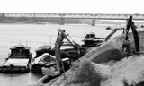 Khai thác cát bên bờ sông Hồng, Hà Nội. Ảnh: Hồng Vĩnh.