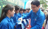 Bí thư thứ nhất t.ư Đoàn Nguyễn Đắc Vinh tặng học bổng và quà cho học sinh nghèo học giỏi. Ảnh: Q.L.