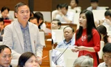 ĐBQH Nguyễn Lân Hiếu và đại biểu Phạm Thị Thanh Thủy. Ảnh: Như Ý.