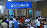 Người dân giao dịch tại ngân hàng Sacombank. Ảnh: Nhật Minh.