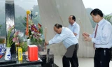 Thủ tướng Nguyễn Xuân Phúc dâng hương tưởng niệm Liệt sỹ tại Khu di tích lịch sử lưu niệm Trung đoàn 52 Tây Tiến. (Ảnh: Doãn Tấn/TTXVN)