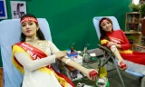 Hoa hậu Kỳ Duyên và Á hậu Huyền My hiến máu. Ảnh: Hồng Vĩnh.