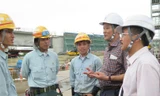 Kỹ sư Nhật Bản làm việc cùng công nhân trẻ Việt Nam với sự chứng kiến của Nhà báo