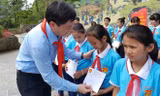 Anh Nguyễn Long Hải, Bí thư T.Ư Đoàn, Chủ tịch Hội đồng Đội T.Ư trao học bổng Vừ A Dính cho 75 liên đội trưởng xuất sắc của tỉnh Cao Bằng. Ảnh: Quang Lộc.