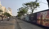 Môt đoạn dài đường bờ biển ở quận Ngũ Hành Sơn bị một dự án rào chắn, người dân không thể xuống và cũng không thấy biển. Ảnh: Thanh Trần.
