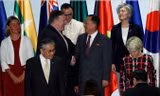 Ông Pompeo bắt tay ông Ri Yong-ho tại hội nghị ở Singapore. Ảnh: Reuters.