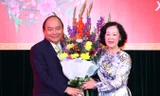 Thủ tướng Nguyễn Xuân Phúc tặng hoa đồng chí Trương Thị Mai, Ủy viên Bộ Chính trị, Bí thư Trung ương Đảng, Trưởng Ban Dân vận Trung ương tại buổi gặp mặt sáng 22/2. Ảnh: TTXVN.