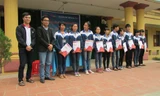 Lương Văn Thùy, thứ hai từ trái sang tặng sách cho học sinh có hoàn cảnh khó khăn trường THPT Hiệp Hòa số 3 (Bắc Giang).