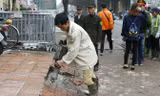 Cơ quan chức năng đang tháo dỡ các công trình lấn chiếm hè đường Nguyễn Trãi, Hà Nội. Ảnh: Như Ý.