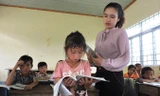 Giáo viên và học sinh điểm trường Ea Rớt.