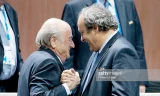 “Đôi bạn thân” Sepp Blatter và Michel Platini cùng chịu án phạt cấm tham gia hoạt động bóng đá trong 8 năm. Ảnh: GETTY IMAGES.