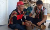 Nghệ nhân Y Bung Hra hướng dẫn cách đánh đàn Goong.