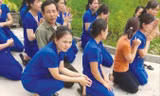 Ai dàn dựng cho các cô quỳ, khóc?