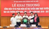 Lãnh đạo thành phố Hà Nội và ngành giáo dục ấn nút khai trương cổng thông tin điện tử và phần mềm tuyển sinh trực tuyến. Ảnh: Phú Khánh.