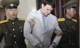 Sinh viên người Mỹ Otto Warmbier bị áp giải từ Tòa án tối cao Triều Tiên vào tháng 3/2016. Ảnh: AP.