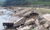 Sạt lở bờ kè, nguy cơ dân mất đường đi