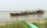 Hình ảnh tàu khai thác cát trên sông Hồng, đoạn qua địa phận huyện Kim Động (Hưng Yên). Ảnh: N.H.
