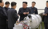 Nhà lãnh đạo Triều Tiên Kim Jong-un kiểm tra một thiết bị hạt nhân trong bức ảnh được công bố ngày 3/9. Ảnh: KCNA.