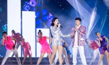 Ca sĩ Đông Nhi và Trọng Hiếu trình diễn ca khúc "Thiên đường là em" trong đêm thi Người đẹp biển và Người đẹp du lịch HHVN 2018.