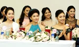 Các người đẹp ra mắt báo giới. Ảnh: Hồng Vĩnh.