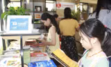 Càng nhiều hội chợ sách, người dân càng có cơ hội mua sách ưu đãi. Ảnh: Toan Toan.