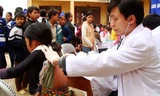 Bác sĩ trẻ khám chữa bệnh cho học sinh vùng cao. Ảnh: Hồng Vĩnh.