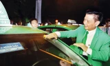 Ông Hồ Huy dán lời nhắc “Không nhắn tin khi lái xe” lên xe taxi Mai Linh, phát động phong trào Vì ATGT.