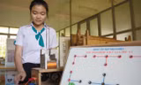 Nguyễn Việt Trinh bên mô hình phanh điện từ.