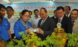 Thủ tướng Nguyễn Xuân Phúc tham quan sản phẩm đinh lăng của anh Võ Minh Nhựt. Ảnh: Hòa Hội.