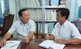 Phóng viên báo Tiền Phong (phải) trao đổi với ông Phan Thành Đông, Chủ tịch UBND huyện Phước Long.