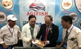 Thứ trưởng Bộ NN&PTNT Vũ Văn Tám (thứ 2 từ trái sang) thăm gian của Cty CP XNK Thủy sản An Giang (Agrifish) tại Hội chợ.
