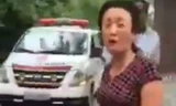 Chị Hoàng Thị Soa (mẹ cháu bé) gào khóc, bức xúc trước những hành vi cản trở không cho xe cấp cứu ra khỏi bệnh viện vào sáng ngày 2/7 (ảnh chụp từ clip).