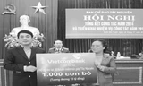 Ông Nghiêm Xuân Thành - Chủ tịch HĐQT Vietcombank trao tặng hộ nghèo tại 10 huyện miền núi giáp Tây Nguyên 1.000 con bò.