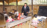 Thầy giáo Lô Văn Lan dạy chữ cho học trò bản Huồi Máy.